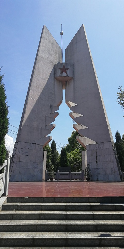 烈士陵园中的革命烈士纪念碑