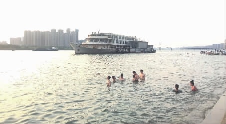 4日下午，市民在长沙风帆广场亲水平台附近游泳、戏水。 记者 杨洁规 摄