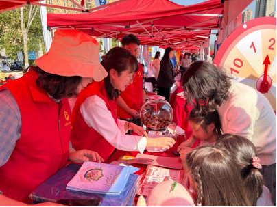 市民踊跃参与转盘知识答题活动