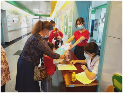 (郴州市第一人民医院西院为每个参与和观看活动的小朋友发放书包、水彩笔等礼物)