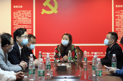 与会嘉宾互表谢意，倾诉七十余天内湘鄂两地携手共渡时艰的温暖。