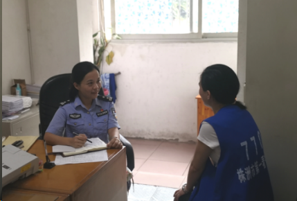看守所民警刘彬在旧的看守所值班室与在押人员谈心
