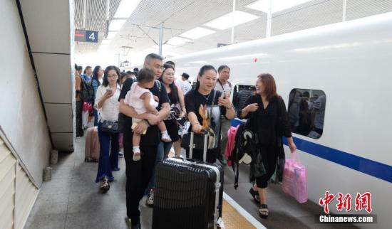 ▲今日，广深港高铁香港段开通运营，乘客高兴乘坐首趟列车前往目的地