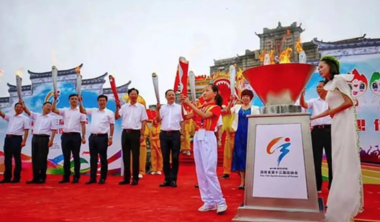 湖南省第十三届运动会圣火采集仪式在祝融峰顶举行