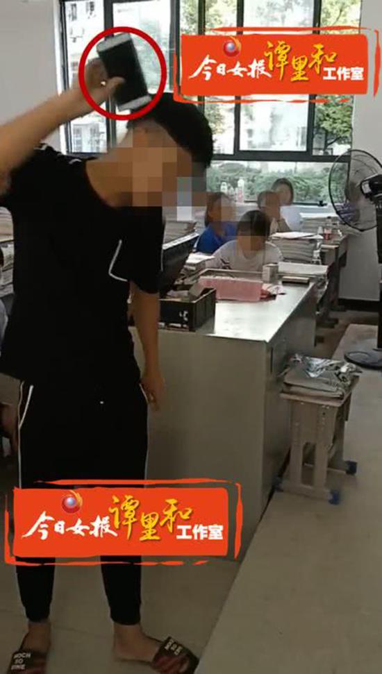 永州道县二中,学生被老师轮流喊上讲台自砸手机