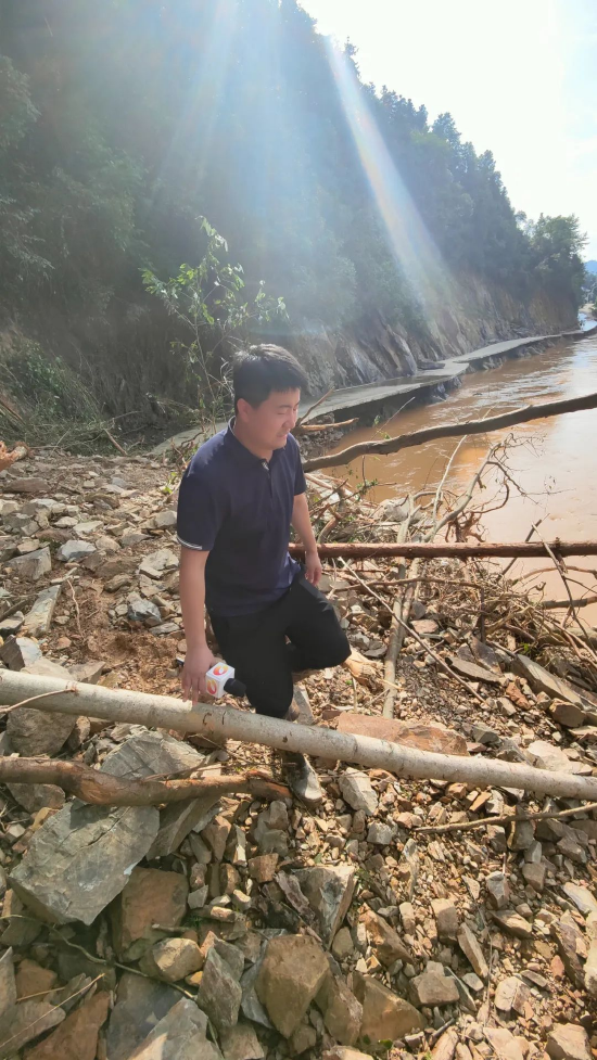 王尧翻越山体滑坡路段。