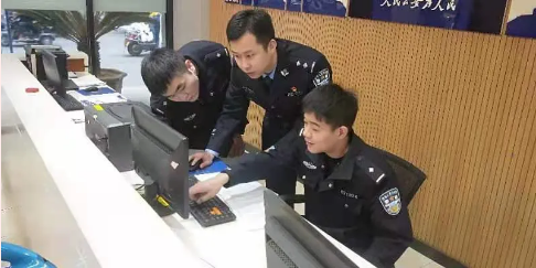 △陈巍(中)在派出所办案