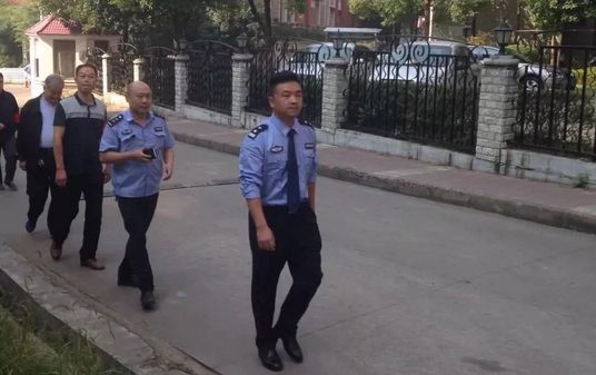 十九大安保期间张黎明与民警一同巡逻