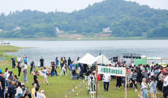 宁乡市小镇青年湖畔音乐会在坝塘镇横田湾村福洞冲水库营地拉开帷幕。