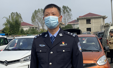 临澧县公安局交警大队大队长戴涛向媒体介绍无牌四轮电动车整治情况