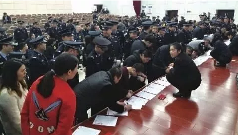 浏阳市人民法院对 “2.12” 跨国电信网络敲诈勒索案庭审结束后，56名被告人在判决书上签字按手印