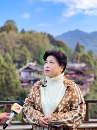 湖南省政协委员、湖南华夏投资集团、芙蓉镇·红石林度假区董事长钟飞女士接受媒体团采访