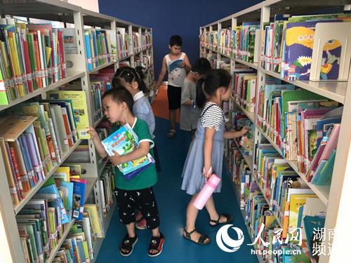 图书馆内孩子们正在找自己喜欢的图书。