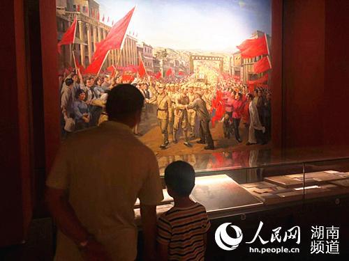 长沙市博物馆内红色文化展吸引了不少家长带着孩子前来参观。