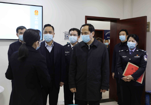 许显辉一行在高桥司法所了解工作情况