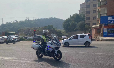 宁远交警在学校周边进行巡逻执勤