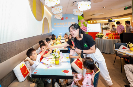 麦当劳联手中信童书,打造轻松有爱的亲子阅读场景。