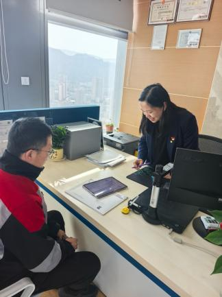 快递员在柜面专员协助下办理理赔