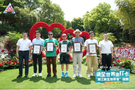 (湖南省委网信办网络宣传评论处处长邓清波,湖南湘江新区宣传工作部部长、岳麓区委常委、宣传部长刘雄辉为大V颁发聘书)