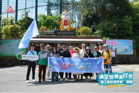 (大V一行在光明松鼠谷合影留念)