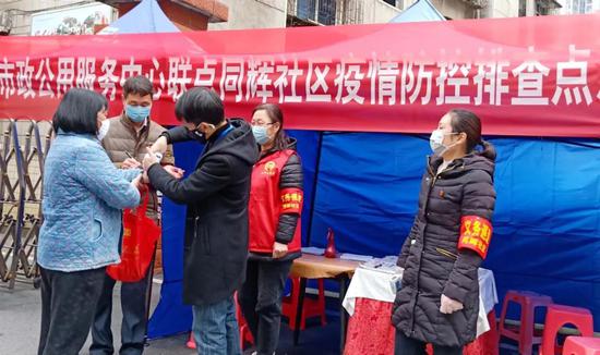 暖心“红马甲”进社区助力打赢疫情防控阻击战