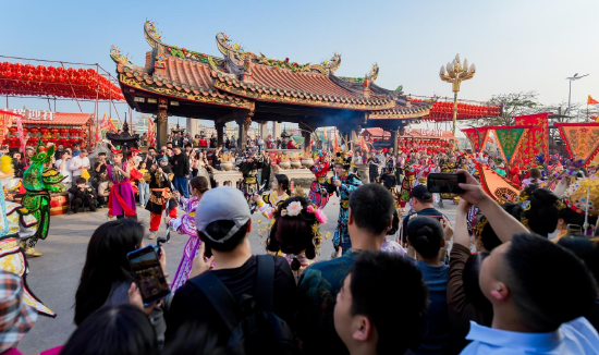 英歌舞表演震撼上演，吸引众人围观