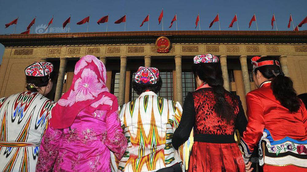 大会堂前上演“最炫民族风”