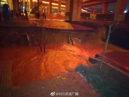 突发！长沙万家丽路一路面发生塌陷 现场无人员伤亡