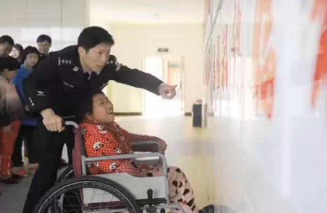 安志在福利院看望孩子