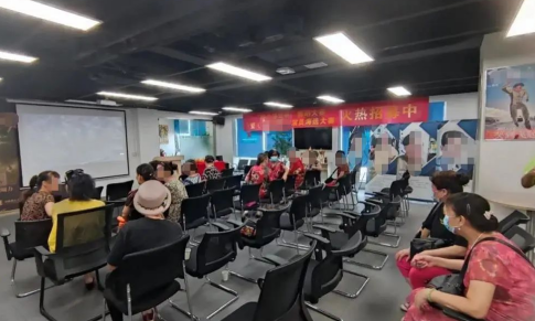 执法取证现场,多名老人参加公司举办的活动