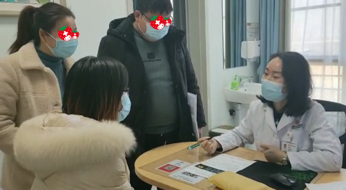 ▲周薇博士耐心指导赵女士及其家人如何保胎,迎接宝宝顺利降临