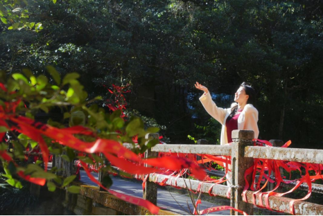 (桃花桥上许下美好祝愿 星辰全媒体记者 李若男摄)