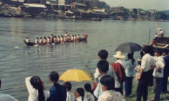 1986年端午节。当时浏阳酒厂对面（今滨河路一线）还全是低矮破旧的房屋