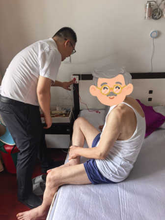 公司服务人员为老人讲解拉绳/按钮告警设备使用方法