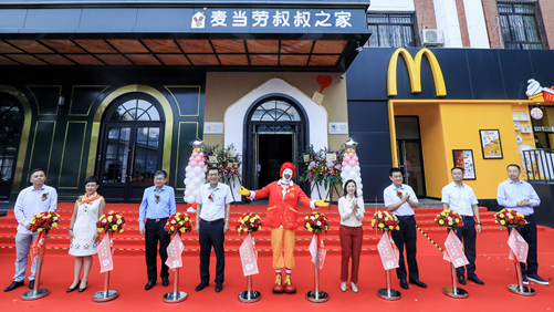 麦当劳中国首席执行官张家茵女士(右四)与中国宋庆龄基金会麦当劳叔叔之家慈善基金管委会成员、麦当劳中国首席财务官黄鸿飞先生(左一)、中国宋庆龄基金会麦当劳叔叔之家慈善基金联合主任、麦当劳中国公司事务部副总裁赵崔华女士(左二)、北京市卫生健康委员会党委委员、北京市中医管理局局长 屠志涛先生(左三)、中国宋庆龄基金会党组成员、副主席井顿泉先生(左四)、国家儿童医学中心首都医科大学附属北京儿童医院党委副书记、院长倪鑫先生(右三)、北京市西城区人民政府月坛街道办事处工委书记宫浩先生(右二)、中国宋庆龄基金会麦当劳叔叔之家慈善基金管委会成员、泰森食品中国韩国区总裁吴彤(右一)