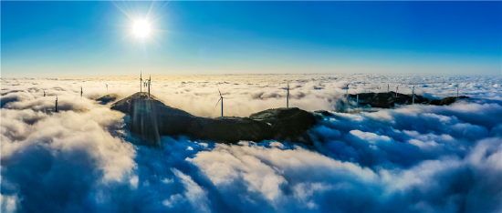 云海之上,雪峰山最高峰苏宝顶巍峨伫立 (图源:怀化日报)