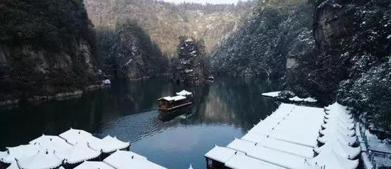 经过瑞雪洗礼的张家界宝峰湖银装素裹，冬景如画。