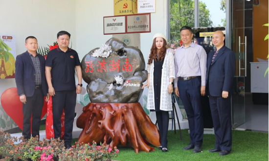马栏山(长沙)视频文创园管委会主任邹犇淼(左二),湖南省市场监督管理局宣传处处长何爱文(右一),马栏山(长沙)视频文创园管委会副主任蹇桂军(右二),湖南省永和菊花石博物馆馆长谢文才(左一),新浪湖南总经理黄盈(右三)共同为落户到新浪湖南办公大厅的菊花石雕揭幕。