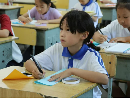 图2小朋友制作傩面