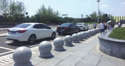 7月23日,正在长沙火车南站网约车上客通道等待乘客的车辆。杨洁规 摄