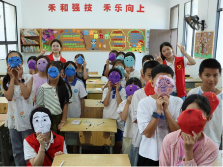 图4 孩子们手持作品合影展示