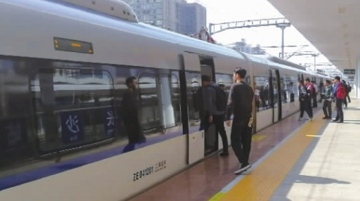 4月10日9时36分，市民在长沙站搭乘湘潭开往长沙西的C6956次列车。     记者  潘显璇 摄