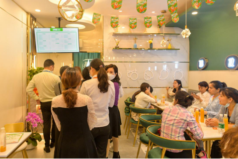 店内顾客排队用餐