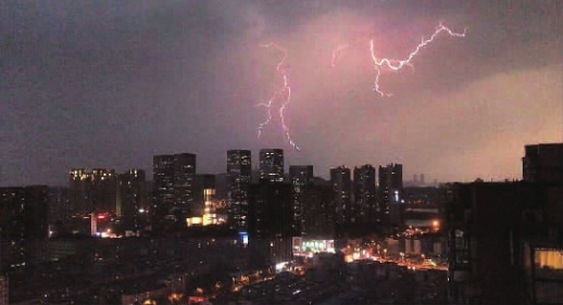 ▲4月3日18时40分，雷电暴雨袭击下的长沙城区。 顾荣 摄