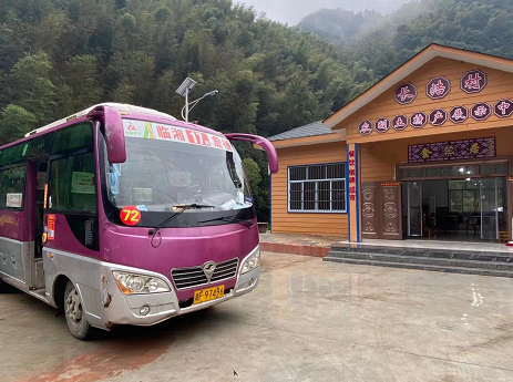 早上7点,詹桥镇长浩社区班车准备发车