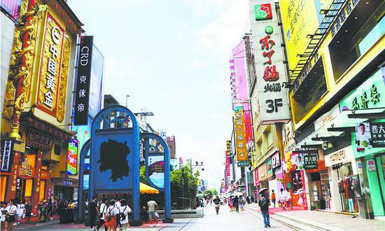 长沙市黄兴南路步行街以“新湖南门”为主题的景观点。