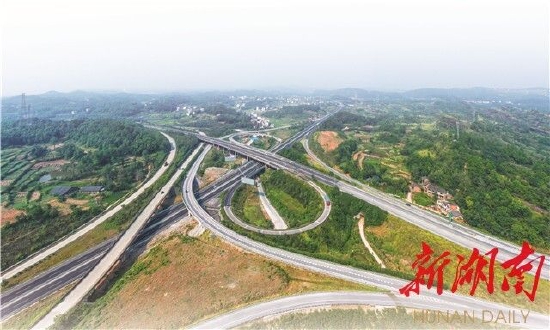 (沪昆高速和二广高速公路在邵阳市梽木山交汇。图为梽木山互通。)