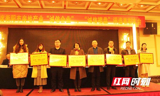 获评企业将报请衡阳市住建局等职能部门在项目报建、预售许可、项目资本金及预售资金监管等方面给予政策支持。(文雯摄影)