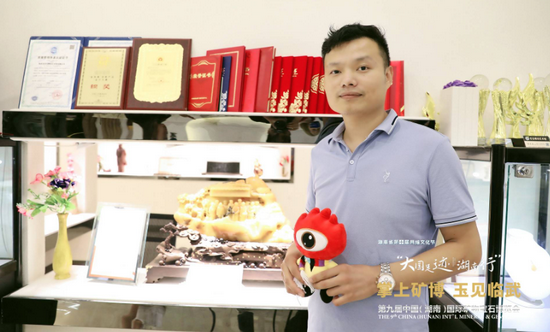 中国湖南省玉石雕刻大师、郴州市工艺美术师蔡文发在接受采访。