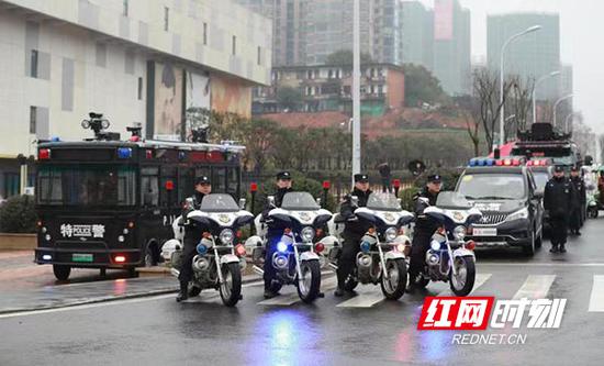 衡阳市公安局蒸湘分局在万达广场配置的“城市快警”移动警务平台。
